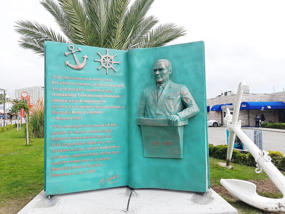 Kitaplı Atatürk Heykeli